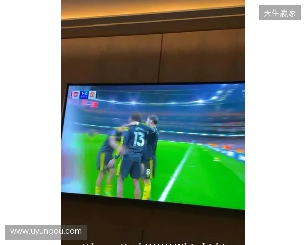 齐尔克泽晒在家看直播照片:我的天哪!!多古太牛了! 齐尔克泽晒在家看直播照片:我的天哪!!多古太牛了!