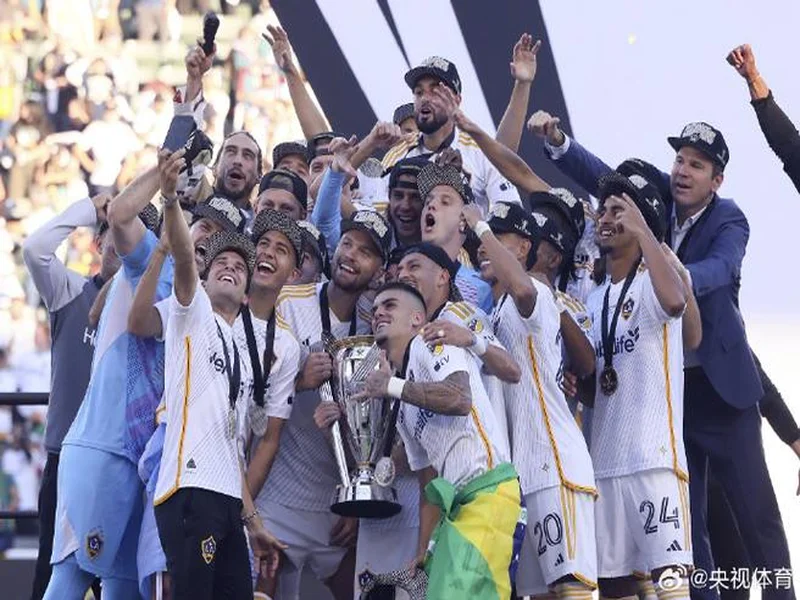 安东内拉晒一家人同美职联奖杯合照：恭喜亲爱的，我们爱你